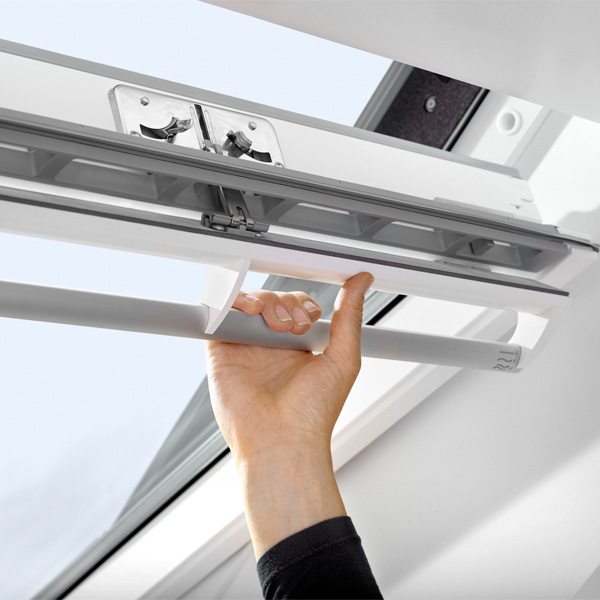 Velux White Painted Centre Pivot Roof Window 550 X 978mm Ggl Ck04 2066